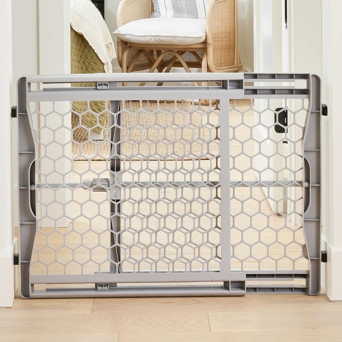 Regalo Easy Fit Pressure-Mounted Gate